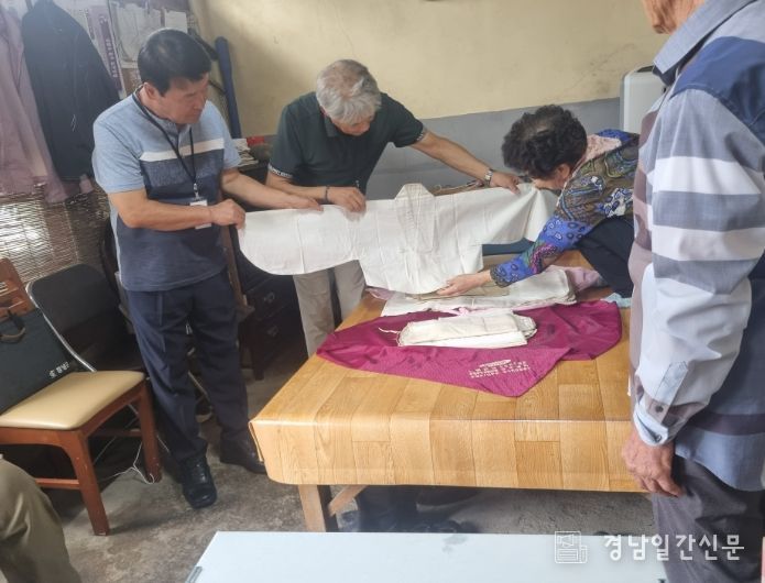 ‘지역문화기록가’가 민간기록물(100년 이상 된 무명저고리) 수집활동을 하고 있다