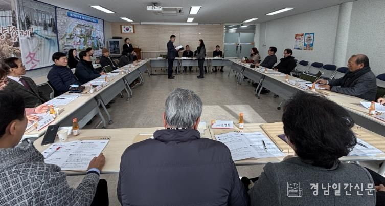 6일 밀양시 내이동 행정복지센터 회의실에서 열린 2026년 첫 통장 회의에서 주영홍 내이동장이 신임 내이4통장에 임명장을 수여하고 있다.