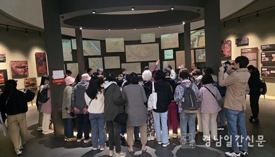 대성동고분박물관 관람객