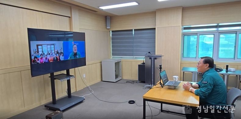 김윤철 군수가 시범운영 중인 스마트마을방송 시스템을 통해 경로당 주민과 이야기 중이다