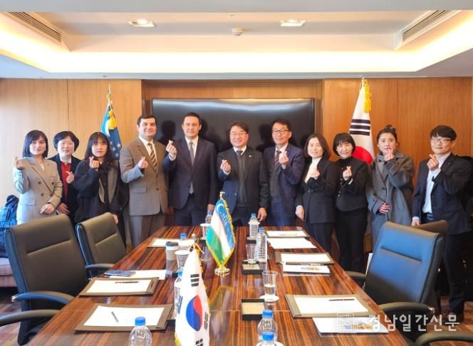 21일 롯데호텔 서울에서 열린 밀양시와 우즈베키스탄 간 관계자 면담 후 참석자들이 기념 촬영을 하고 있다.