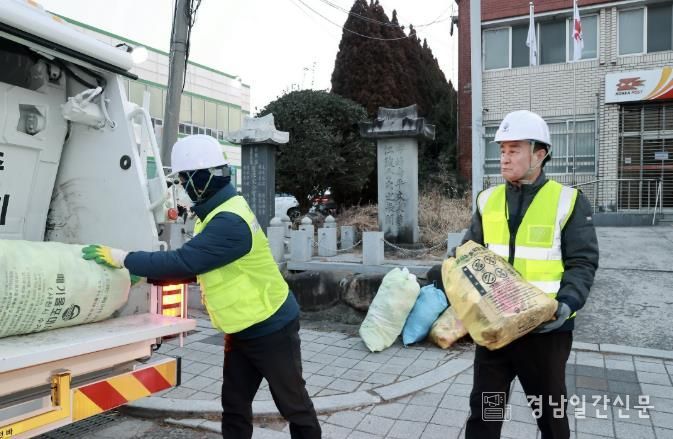 박동식 사천시장, 새해 첫 현장행보...시장도 작업복 입었다... 환경공무직과 현장 소통