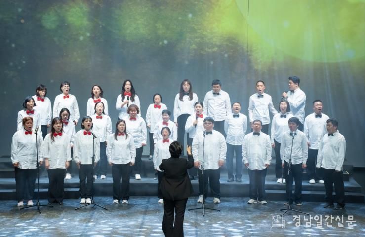 2025년 이루다 합창단 무대 공연 모습