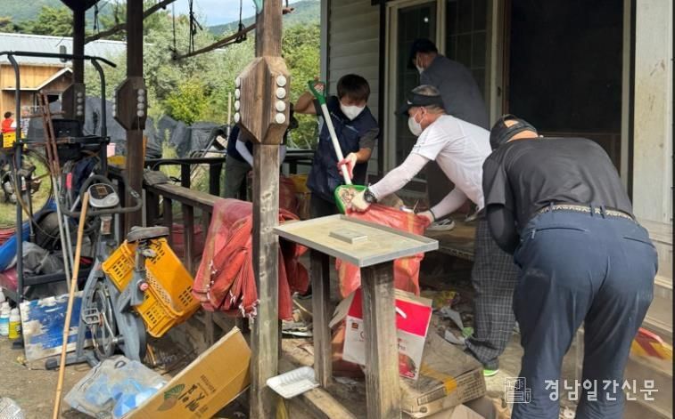 자활기업‘늘푸른세상’참여자들이 주택 청소하는 모습