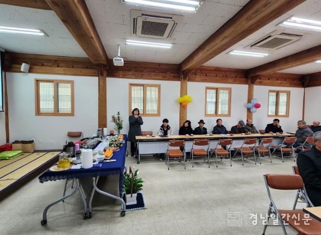 김혜영 가곡동장이 유림회관에서 열린 밀양다향원의 신년 하례회에서 인사말을 하고 있다.