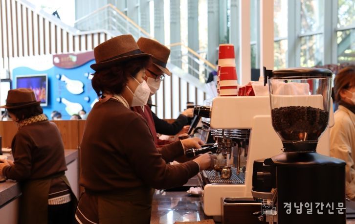 진주시, 초고령사회 대응 ‘노인복지 정책’ 주목 - 노인일자리-실버카페