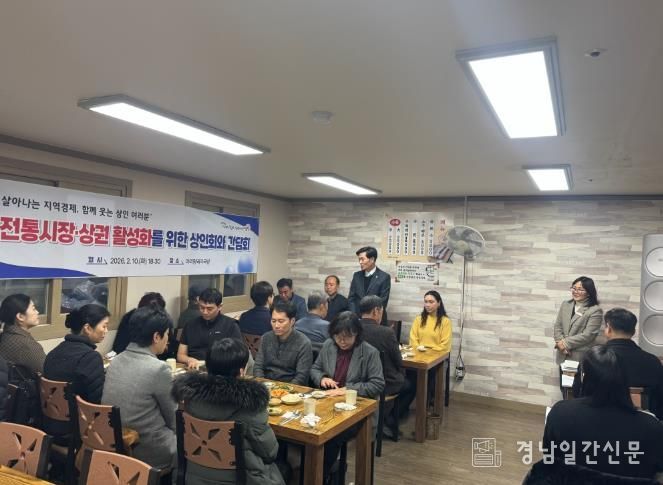 안병구 밀양시장이 밀양아리랑시장 내 식당에서 원도심 상인회와 간담회를 갖고 있다.