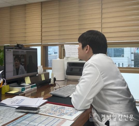 ICT 화상 장비를 활용하여 주민 대상 원격협진 진료 모습