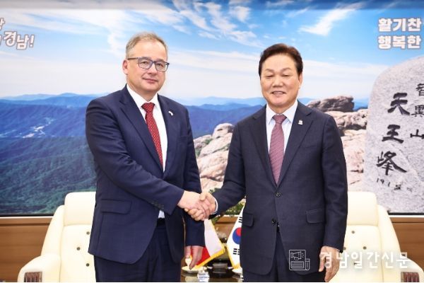 주한체코대사접견-(좌)이반얀차렉주한체코대사,(우)박완수경남도지사