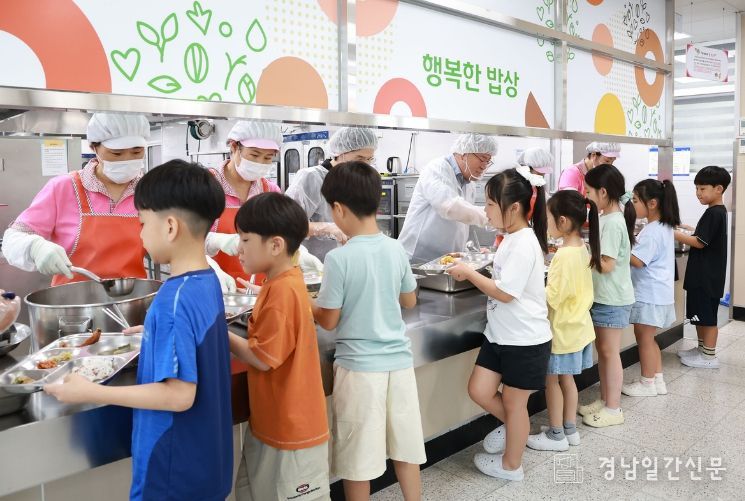 산청군 먹거리통합센터 학교급식 전면운영