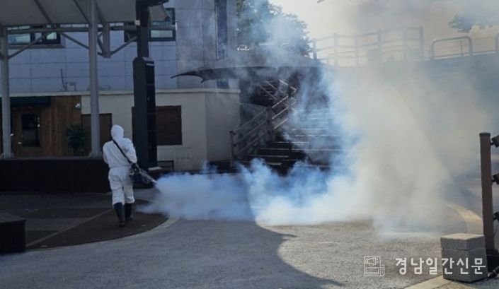 밀양시가 해천야외공연장 일원에서 유충구제 방역 작업을 하고 있다.