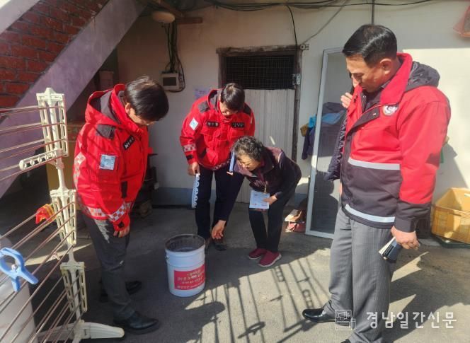 석욱희 함안부군수, 산불 예방 현장 점검 나서_산불예방 점검 현장사진(재처리 용기 활용도 점검).