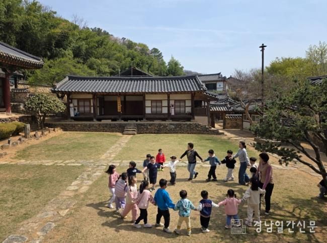 작은도서관 견학 프로그램에 참여한 아동들이 야외 놀이 활동을 하고 있다.