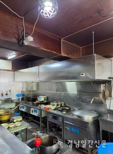 음식점 주방 사진