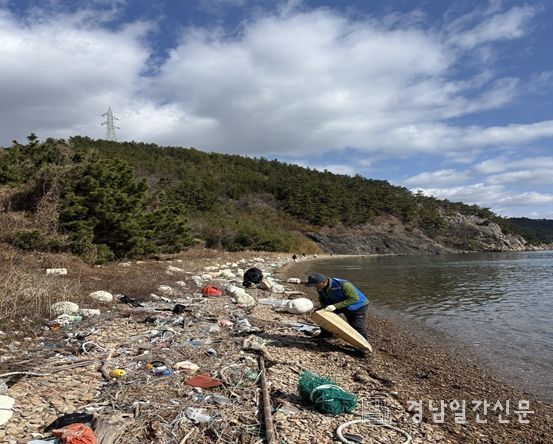 고성군, 미FDA 현장점검 대비 ‘해양쓰레기 취약지역 정화활동’ 펼쳐