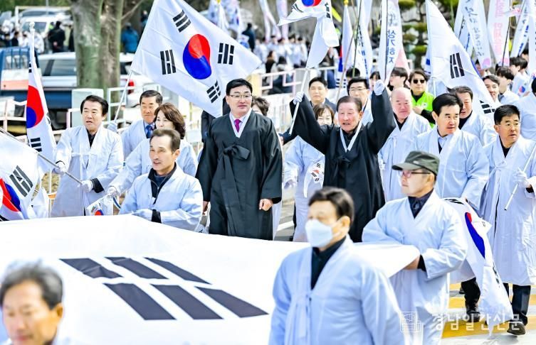 제107주년 칠북3·1만세운동 기념문화제 개최_칠북 만세운동 시가행진 재현행사 사진(이령분교 운동장~이령삼거리).