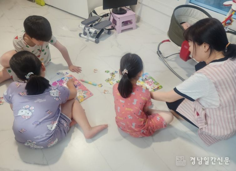 밀양시의 한 가정에서 아이돌보미가 아이와 함께 즐거운 시간을 보내며 돌봄 서비스를 제공하고 있다.