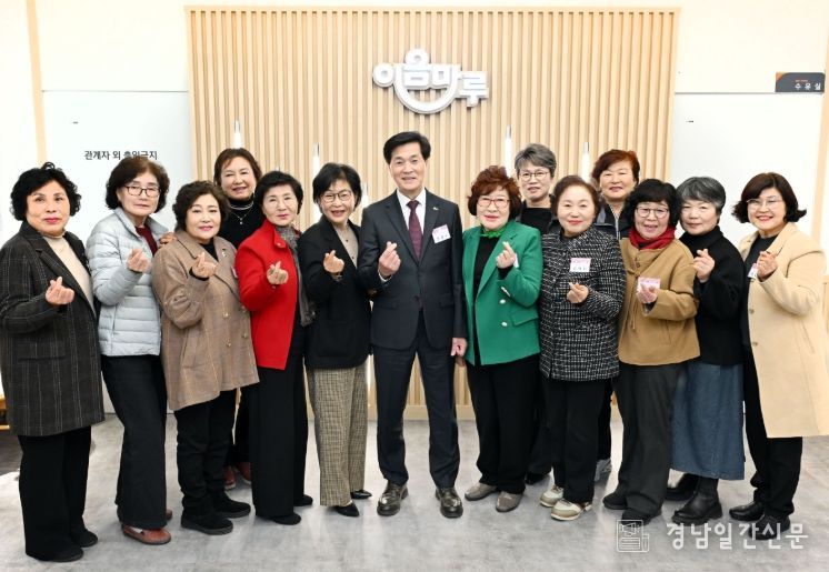 밀양시가 밀양시여성단체협의회 회원들과 ‘소통하기 좋은 날’ 열다섯 번째 만남을 가진 후 기념 촬영을 하고 있다.
