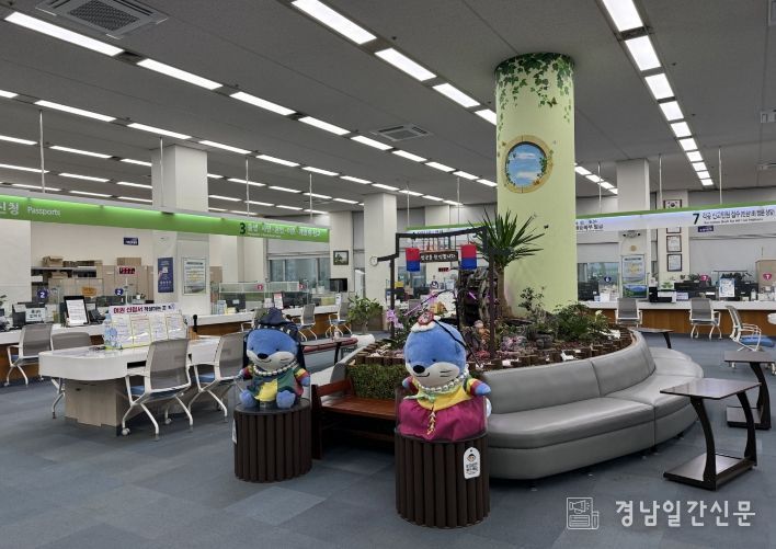 진주시, 시민 공감·소통 민원서비스 ‘호평’ - 시청 민원여권과 전경