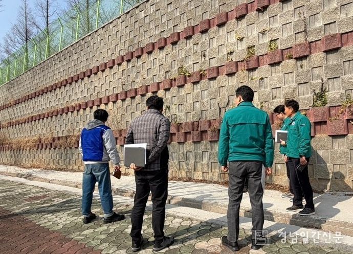 점검반이 관내 주요 옹벽 시설을 점검하고 있다.