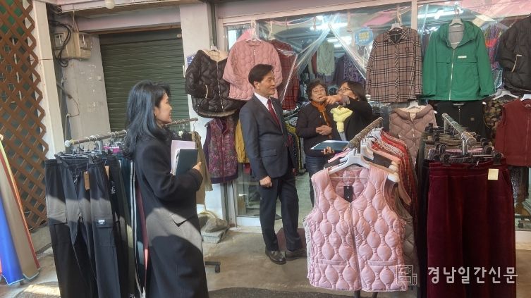 밀양시 관계자들이 ‘전통시장 장본데이’ 행사에 참여해 상인들의 애로사항을 청취하고 있다.