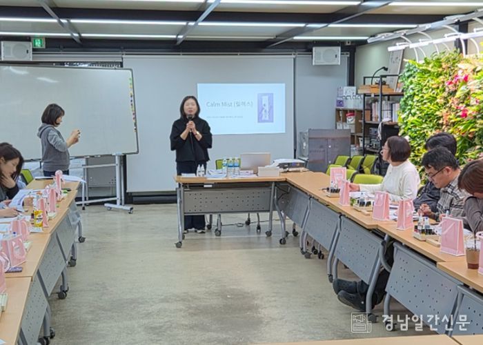 11일 밀양시농업기술센터 내 치유농업교육장에서 밀양시 직원들을 대상으로 진행된 치유농업교실 모습
