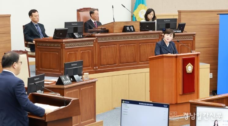 창원시의회 김묘정 의원“통합돌봄 철저한 준비 당부”
