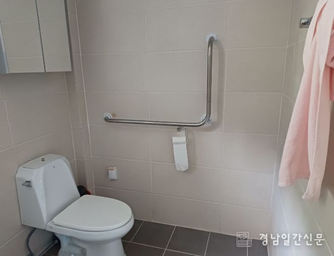 군민 3명 중 1명 이용 경로당 안전손잡이 설치