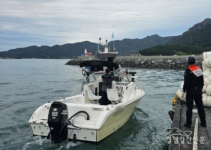 사천해경이 수상레저 집중관리 구역 순찰 중인 모습