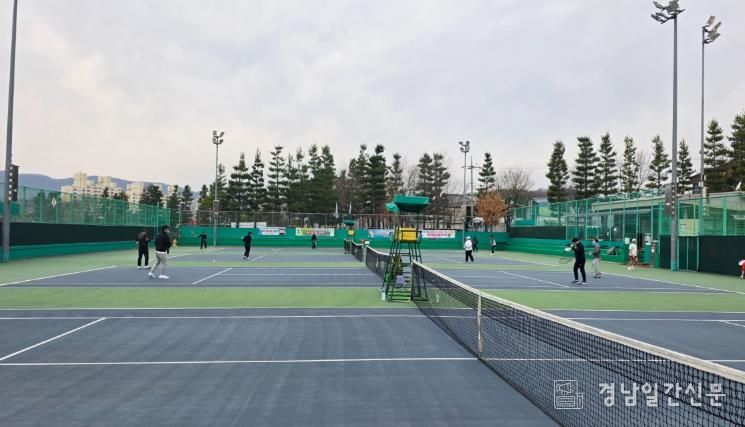 지난 21일부터 22일까지 열린 ‘제38회 밀양시 종별 테니스대회’에 참가한 동호인들이 밀양종합운동장 부속 테니스장에서 열띤 경기를 펼치고 있다.