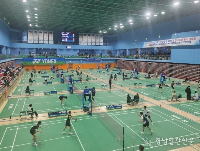 밀양시 배드민턴경기장에서 열린 ‘2026 한국중고배드민턴연맹 회장기 전국학생선수권대회’ 경기 모습