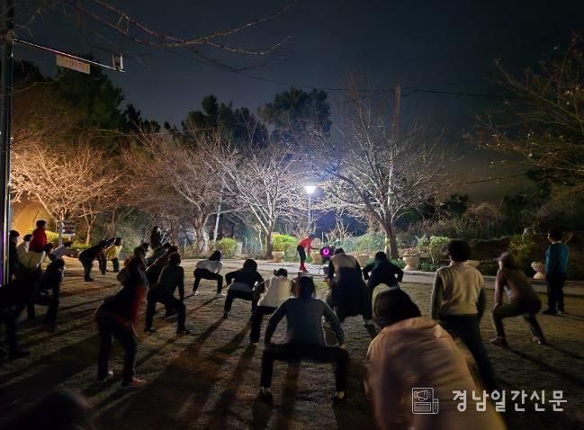 거제시보건소, 능포동 양지암장미공원 ‘별빛운동교실’ 신규 운영 큰 호응