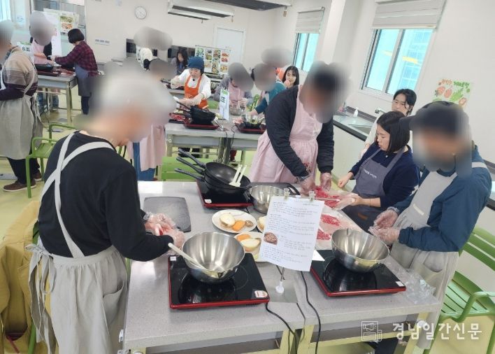 거제시정신건강복지센터 거제시로컬누리센터 연계 요리수업활동 실시