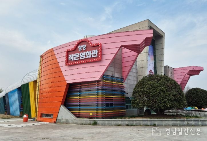 함양군 작은영화관이 개관 한 달여 만에 누적 관람객 1만 명을 돌파하며 지역의 일상 속 대표 문화공간으로 빠르게 자리 잡고 있다.