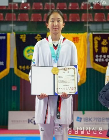 고성여중 허연우, 전국종별태권도대회 정상 등극
